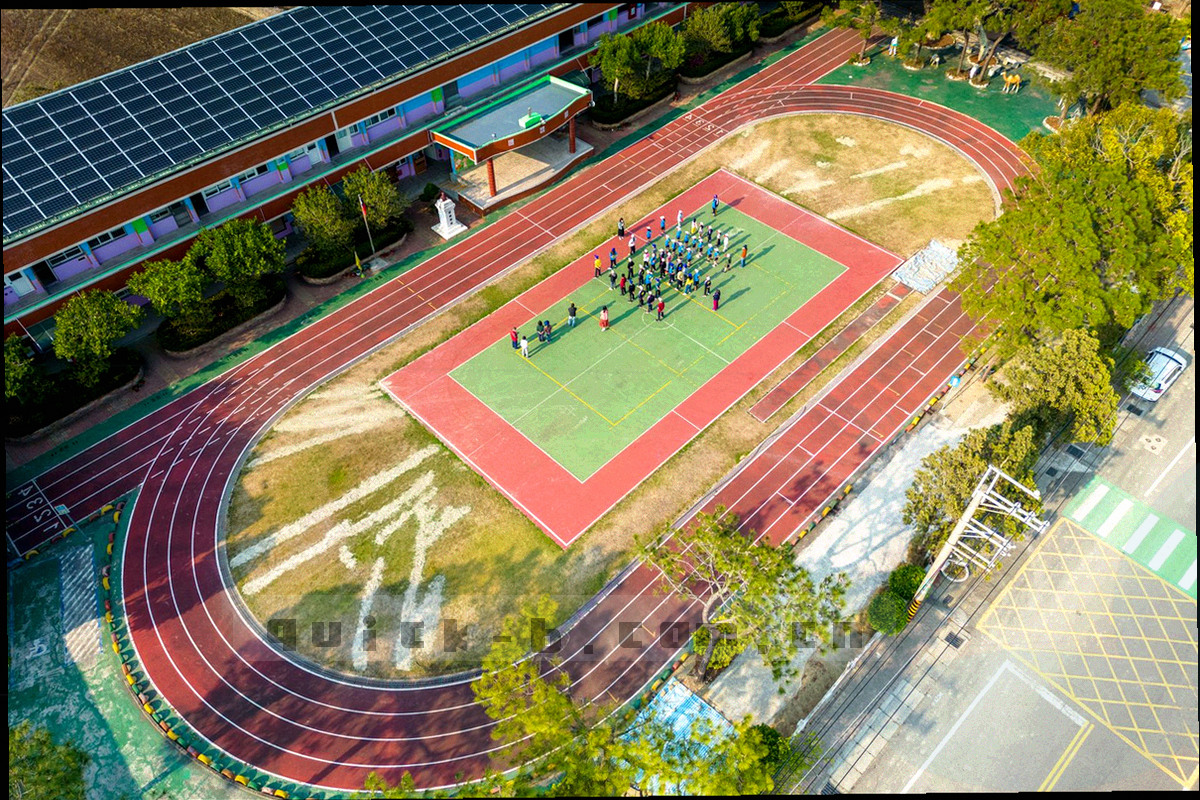 由方块格阵组成的赛事覆盖示意图形，荧光绿与电光蓝区分指标完整度